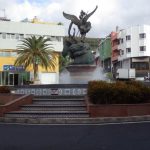 Tazacorte - Vor dem Rathaus steht die Statue des Erzengels Michael, dem Schutzpatron des ortes und der Insel