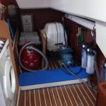 Begehbare Backskiste mit Generator (hinten re), Wassermacher (vorne re), Waschmaschine